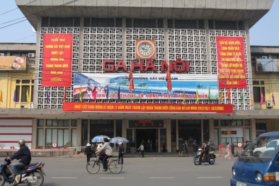 Người thu nhập thấp 'săn' vé tầu Tết thế nào?